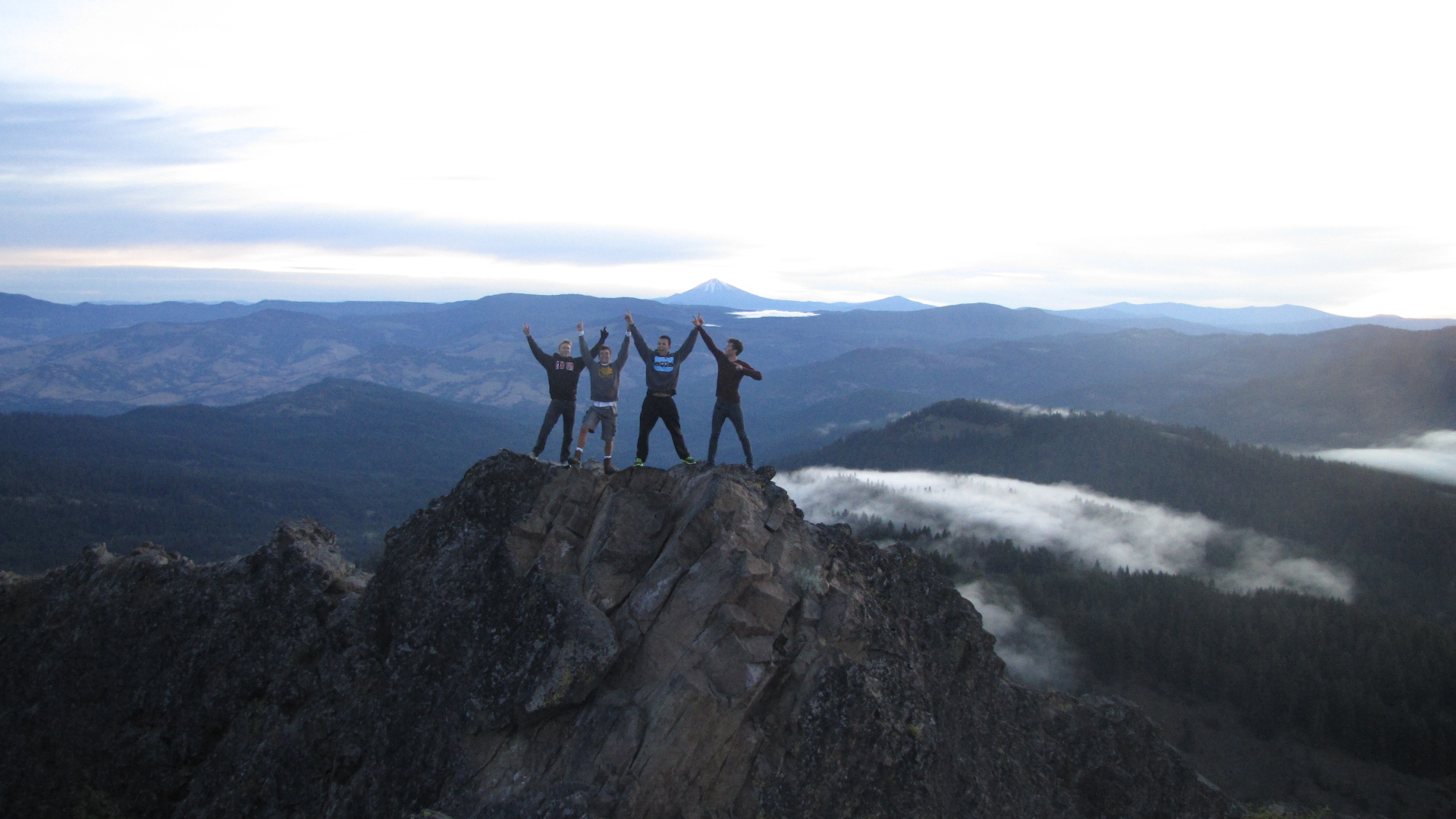 Excursionistas en Pilot Rock, Cascade–Siskiyou
